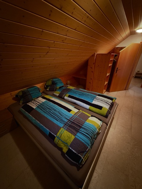 Schlafzimmer 1 / Bedroom 1